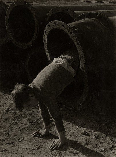 Eliot Elisofon, Even sewer pipe makes a playground, from Playgrounds for Manhattan, 1937
Vintage gelatin silver print, 4 x 3 in. (10.2 x 7.6 cm)
6085