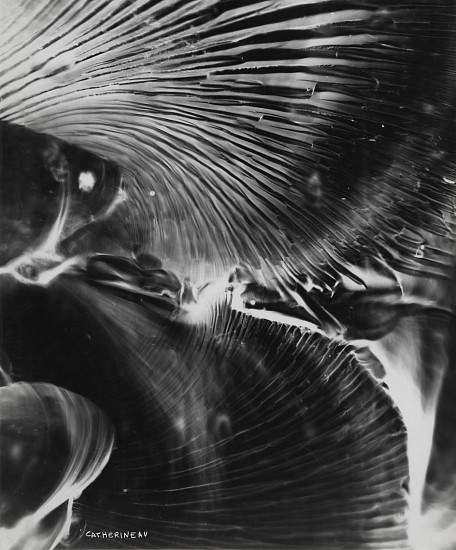 Roger Catherineau, Éclat, 1954
Vintage gelatin silver print, 13 7/8 x 11 3/4 in. (35.4 x 29.8 cm)
translation: Glare
(possibly a "straight" photograph of broken glass but we are not sure)
1073
$9,000