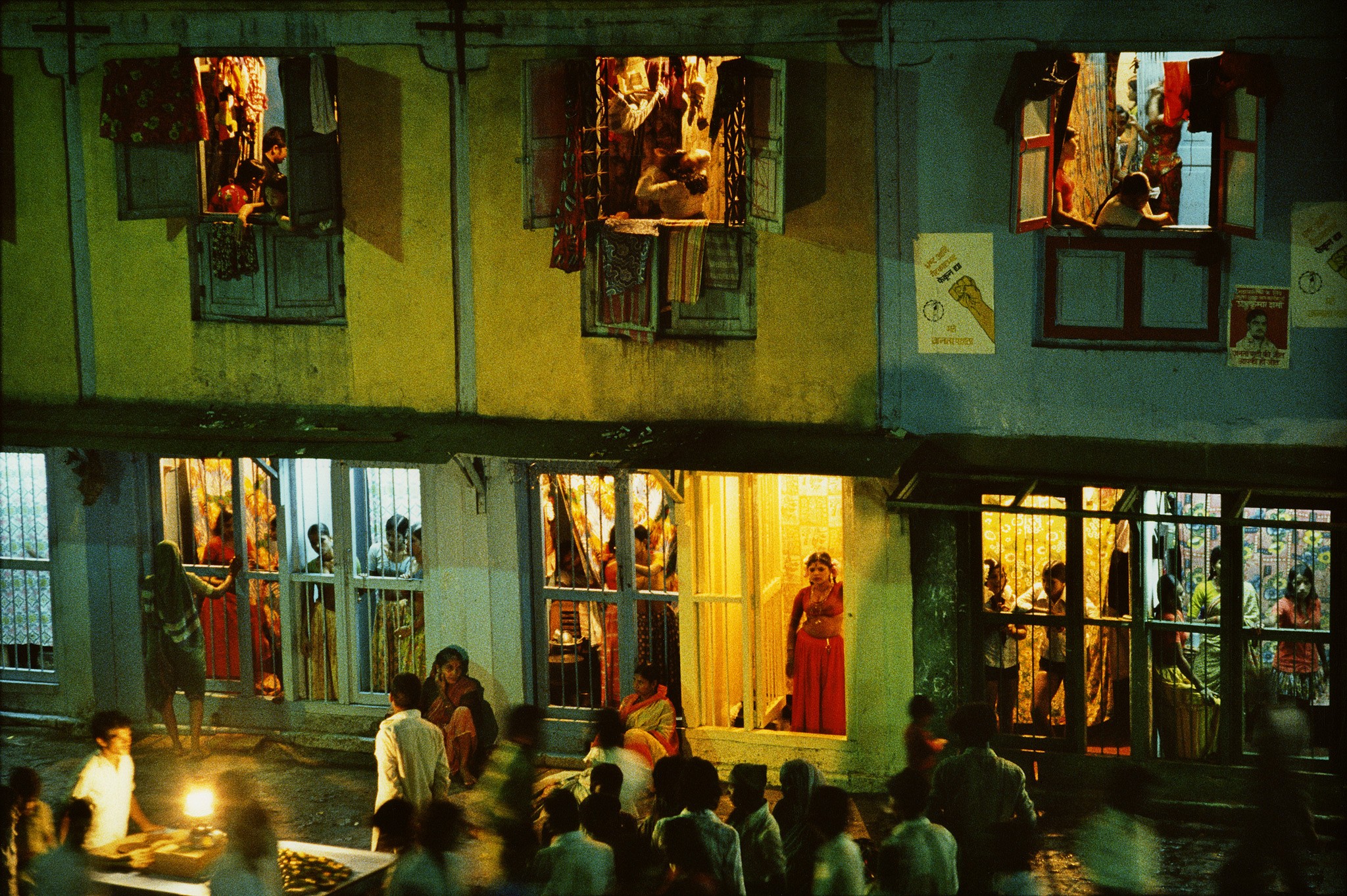 Скрытая публичной дома. Каматипура Мумбаи. Каматипура, район красных фонарей Мумбаи.. Улица красных фонарей в Индии.