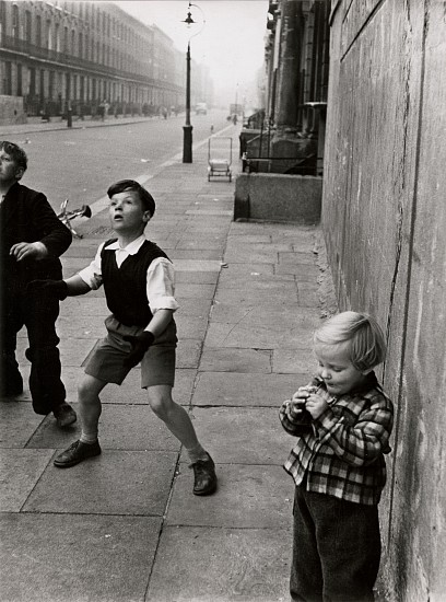 Roger Mayne, Southam Street, North Kensington, London, 1956
Vintage gelatin silver print, 7 3/8 x 5 1/2 in. (18.7 x 14 cm)
6449
$5,000