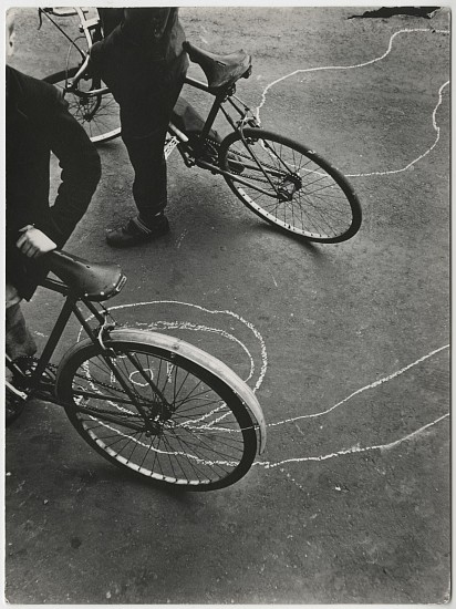 Roger Mayne, Portland Road, North Kensington, 1957
Vintage gelatin silver print, 7 5/16 x 5 7/16 in. (18.6 x 13.8 cm)
8306
$6,000