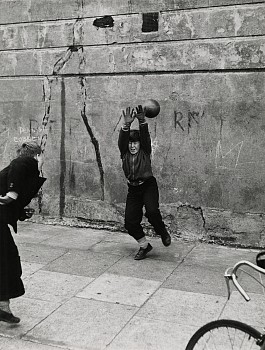 Roger Mayne - Southam Street, North Kensington, London