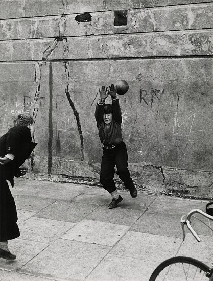 Roger Mayne, Southam Street, North Kensington, London, 1956
Vintage gelatin silver print, 7 1/4 x 5 1/2 in. (18.4 x 14 cm)
6450
$5,500